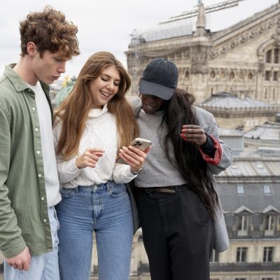 medium-shot-friends-with-smartphone